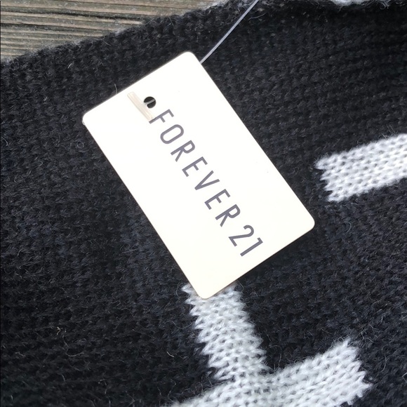 Forever 21 Reversible Cross Pattern Scarf - Picture 3 of 7